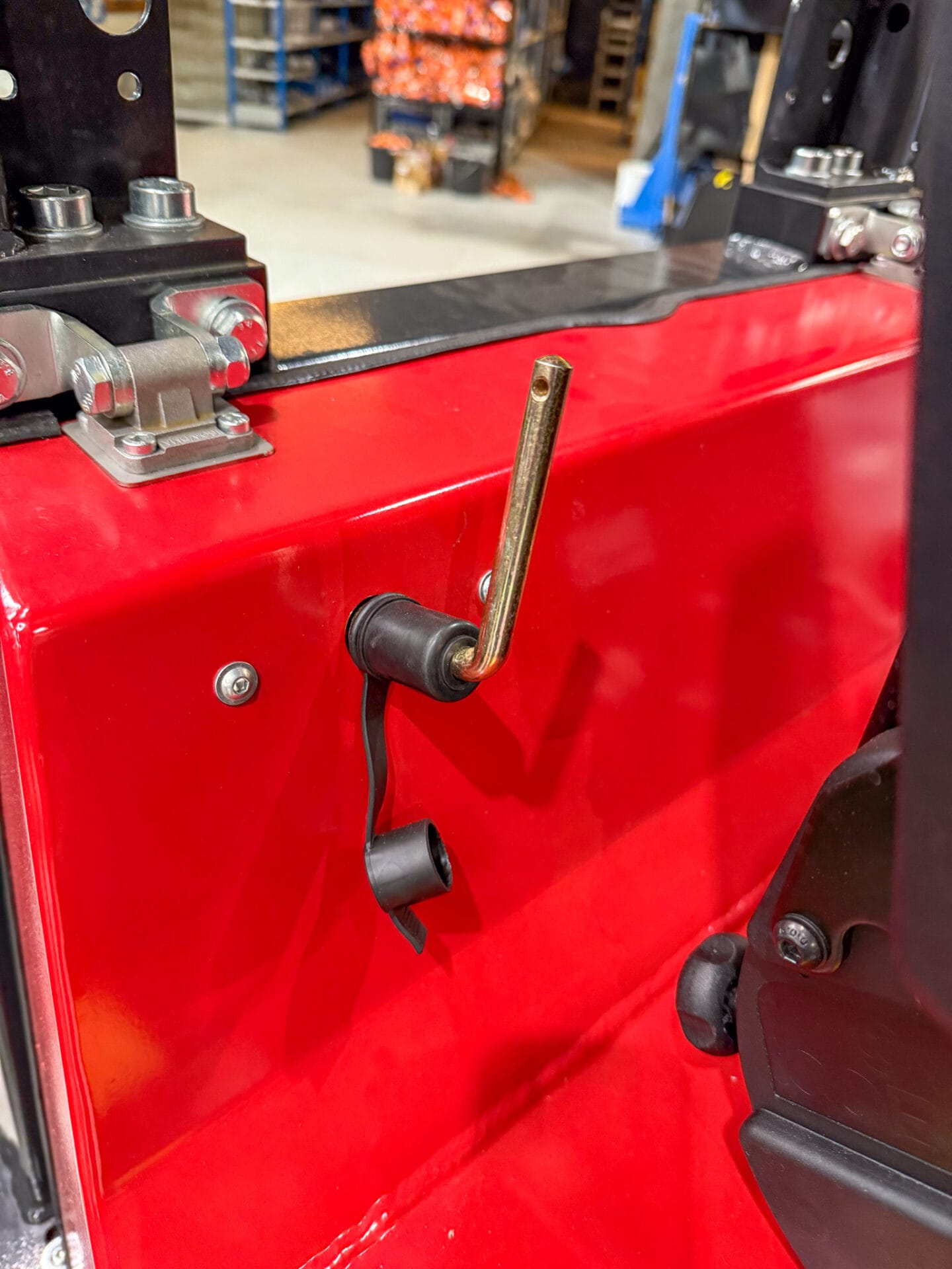 Päävirtakytkimen siirto ohjaamoon